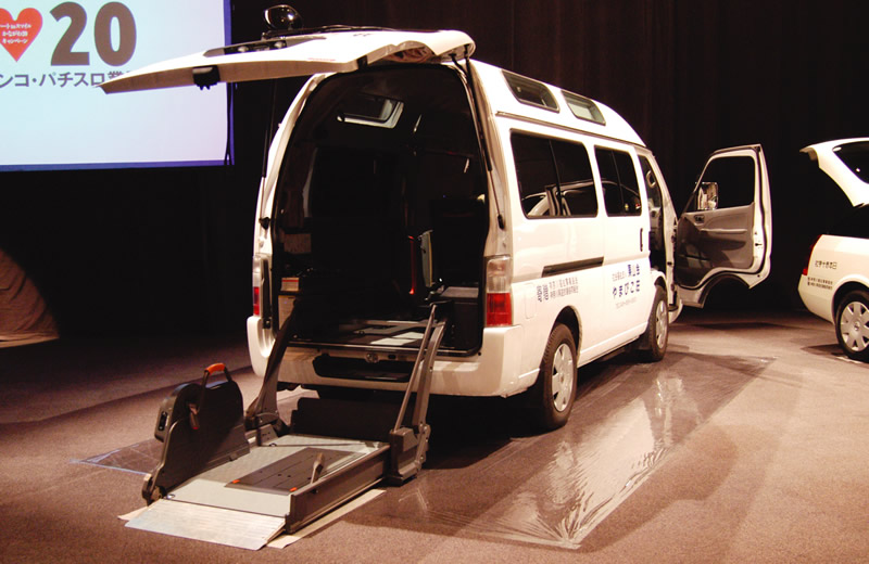 車椅子対応リフト付送迎車